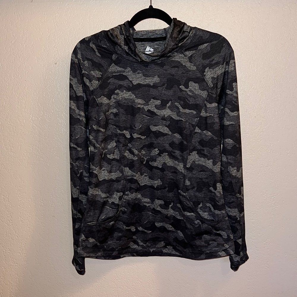 💥 $5 with any bundle! 💥 RBX camo hoodie, size M